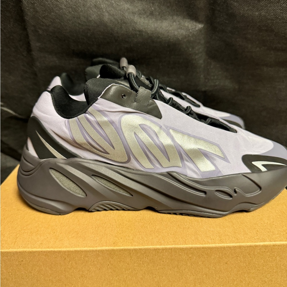 YZY 700 MNVN ‘Geode’